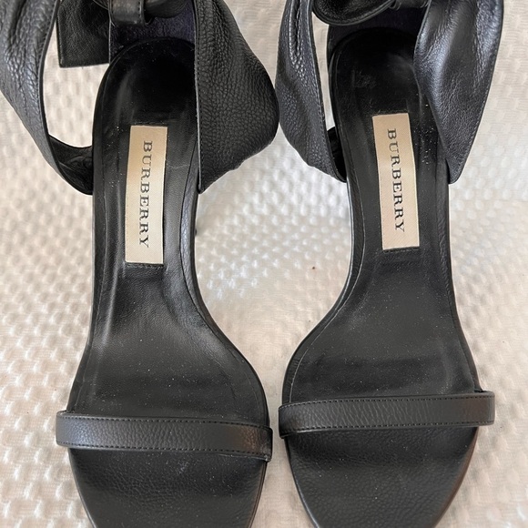💯 Authentic Burberry heels - Picture 3 of 4